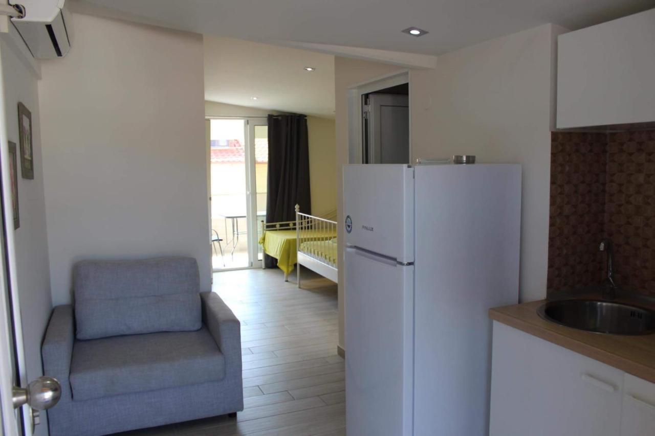 Anthia House Sarti